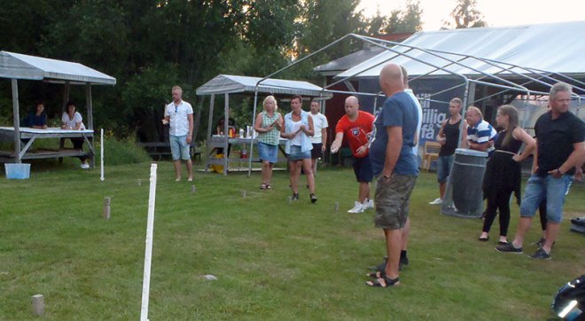 Traditionell kubbtävling./Traditional kubb competition.