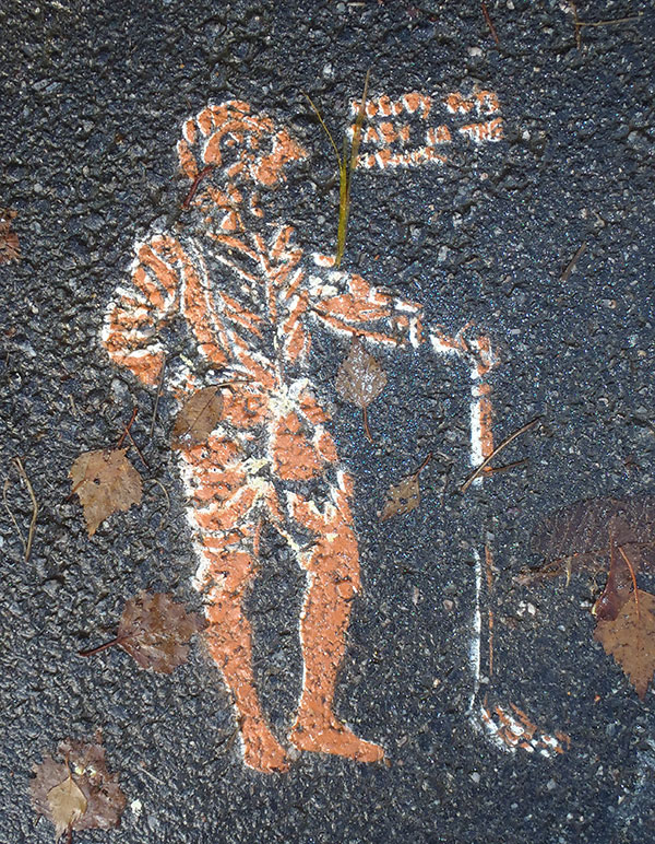 En hällristning? En minihällristning i asfalten. Fanns innebandyspelare på 1000-talet f Kr?/A rock carving? A mini petroglyph in the asphalt. Were there indoor bandy players in the 1000's BC?