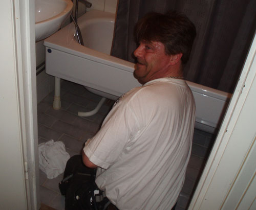 Stor karl i litet badrum./Big man in small bathroom.