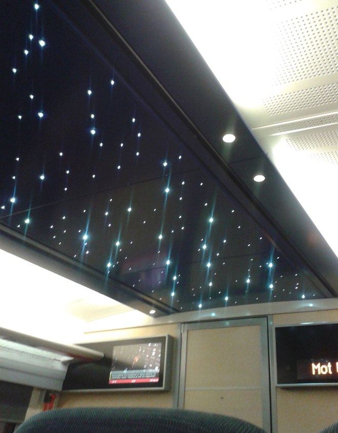 På sista tåget – under en stjärnhimmel./On the last train – under a starry sky.
