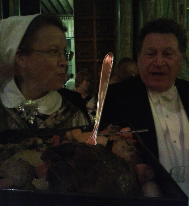 Huvudrätten serverades på gemensamma fat./The main course was served on common plates.