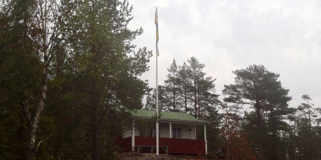 Stugans framsida. The front of the lodge.