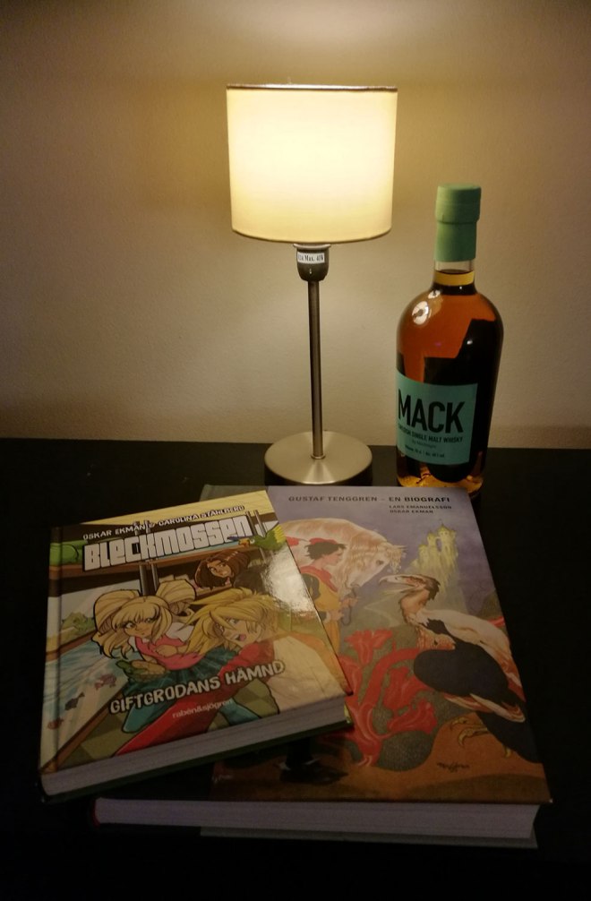 Två böcker och en flaska whisky
