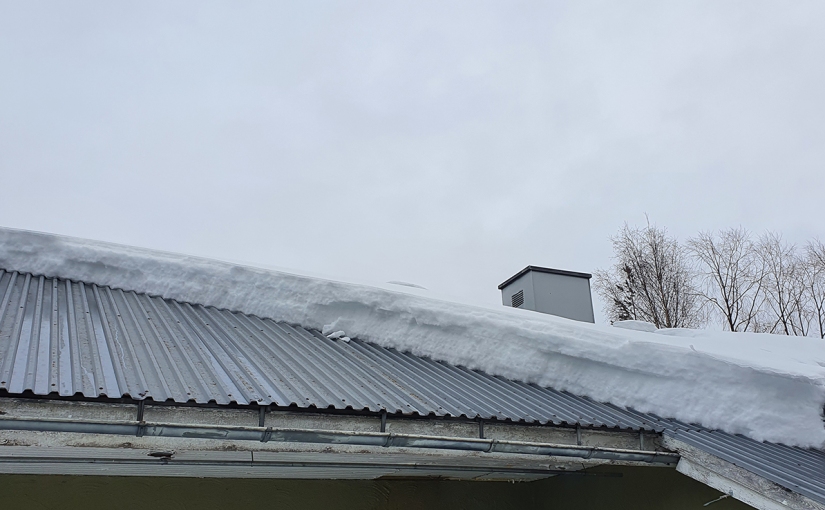 Snöras från taket/Snowslip from the roof
