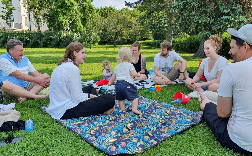 Familjepicknick i Örby Slottspark/Family picnic in Örby Manor park