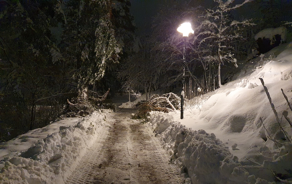 Snöig gångväg.